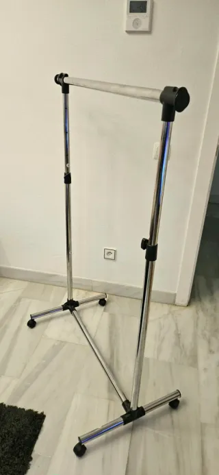 Perchero Metálico Extensible con Ruedas