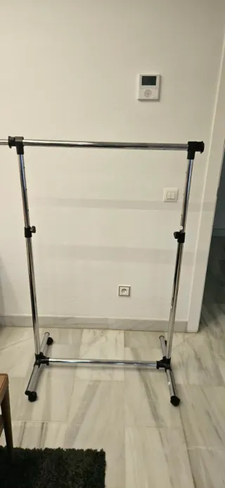 Perchero Metálico Extensible con Ruedas