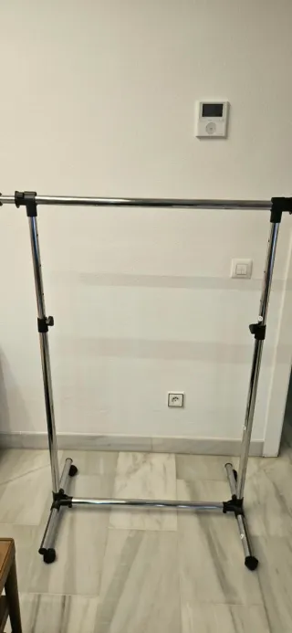 Perchero Metálico Extensible con Ruedas