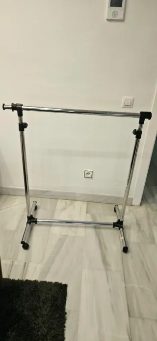 Perchero Metálico Extensible con Ruedas
