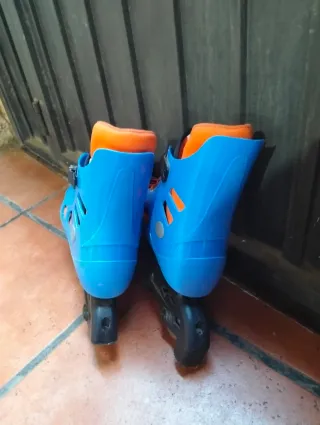 Patines en línea azules y naranjas.