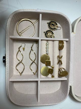 Joyero con espejo y bisutería