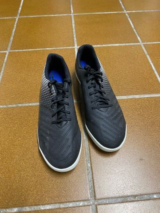 Zapatillas de fútbol negras y blancas