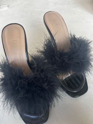 Sandalias DAY con plumas y tacón transparente