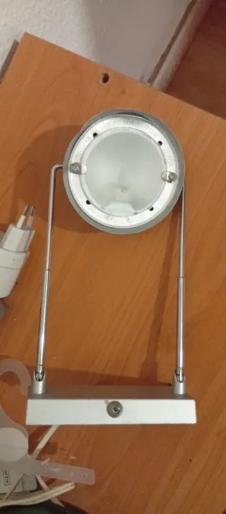 Lámpara de mesa plateada y blanca