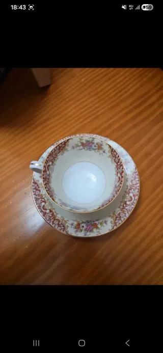 Taza y plato de porcelana con flores