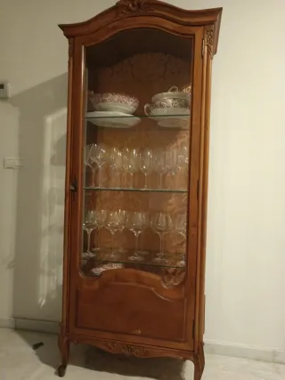 Vitrina de madera y cristal