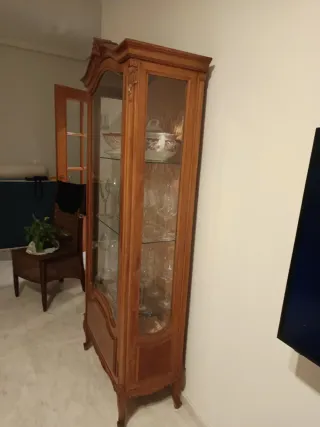 Vitrina de madera y cristal