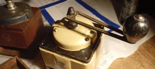 2 Molinillos de Café Antiguos