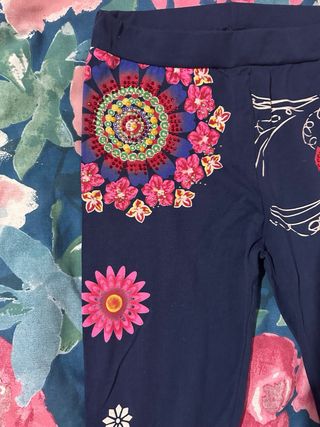 Leggings estampados con pedrería