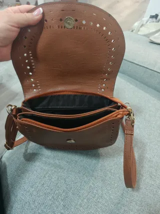Bolso bandolera marrón con diseño calado