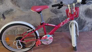 Bicicleta infantil rosa con cesta