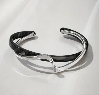 Pulsera rígida  plateada y negra