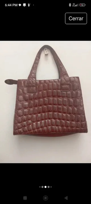 Bolso de mano marrón con textura