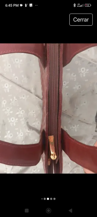 Bolso de mano marrón con textura