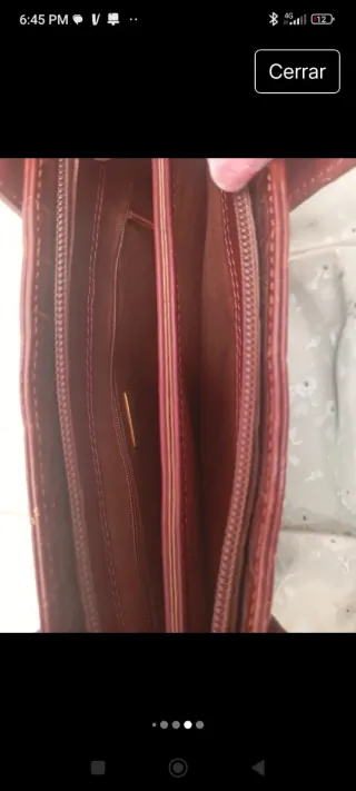 Bolso de mano marrón con textura