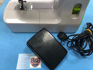 Máquina de coser Saivod verde y blanca