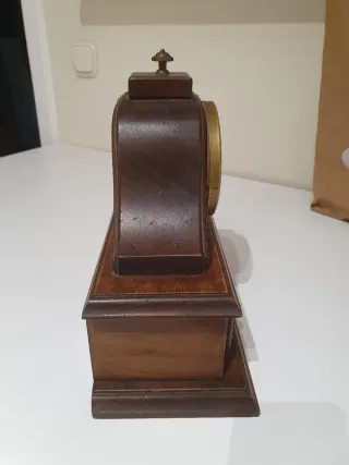 Reloj de mesa de madera antiguo