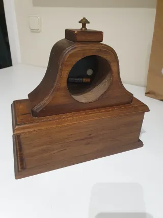 Reloj de mesa de madera antiguo