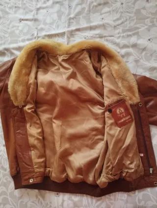 Cazadora de cuero marrón con cuello