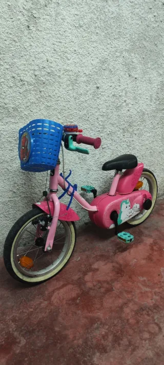 Bicicleta infantil rosa con cesta
