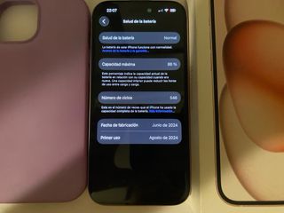 iPhone 15 Rosa + Funda Morada