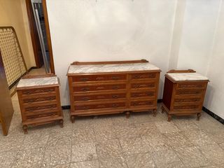 Cómoda y mesita de noche de madera y mármol