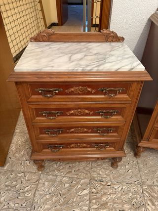 Cómoda y mesita de noche de madera y mármol