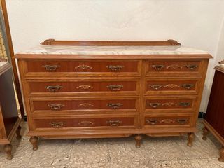 Cómoda y mesita de noche de madera y mármol