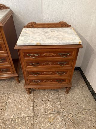 Cómoda y mesita de noche de madera y mármol