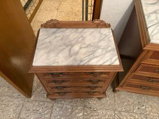 Cómoda y mesita de noche de madera y mármol
