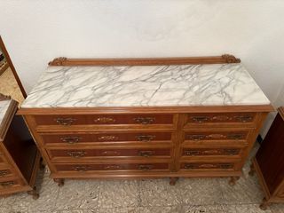 Cómoda y mesita de noche de madera y mármol