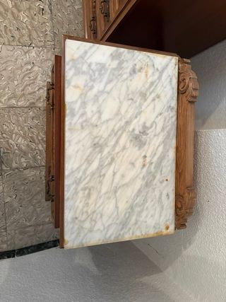 Cómoda y mesita de noche de madera y mármol
