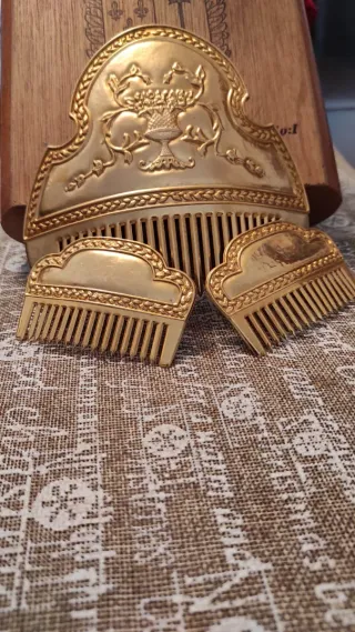 Juego de peinetas doradas para niña