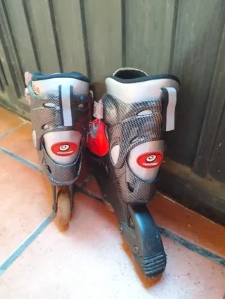 Patines en línea negros y rojos.