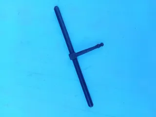 Cerrojo antiguo de forja artesanal. A