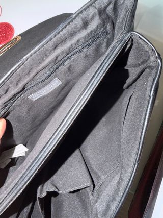 Bolso negro acolchado con cadena dorada