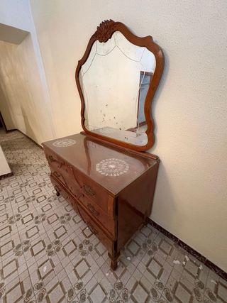 Cómoda de madera con espejo
