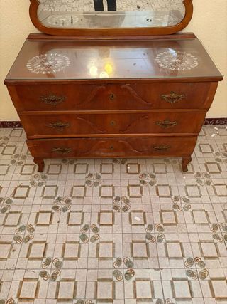Cómoda de madera con espejo