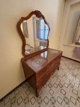 Cómoda de madera con espejo