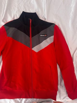 Chaqueta deportiva Ellesse roja y negra