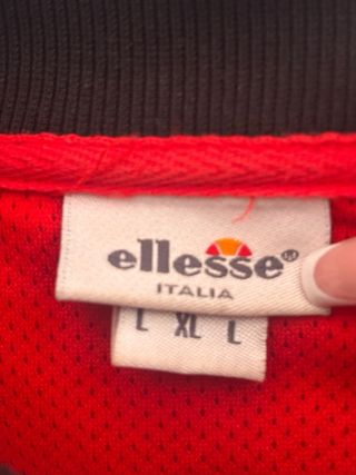 Chaqueta deportiva Ellesse roja y negra