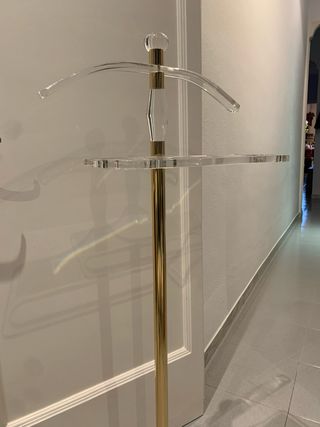 Perchero de pie acrílico y dorado