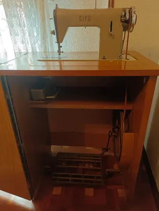 Máquina de coser Alfa con mueble