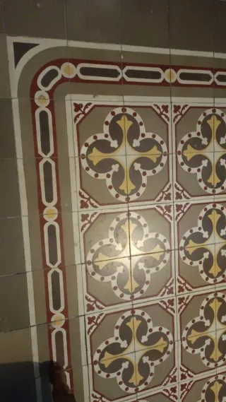 Suelo hidráulico antiguo decorado