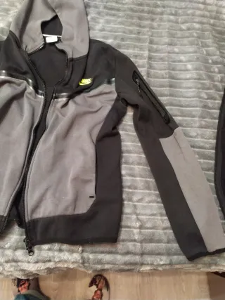 Chaqueta Nike gris y negra con capucha
