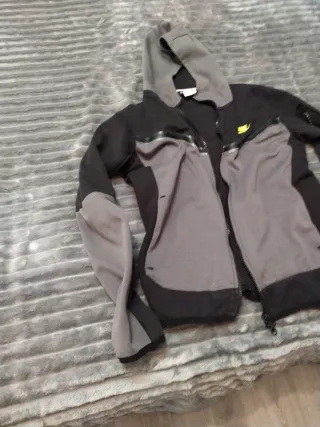 Chaqueta Nike gris y negra con capucha