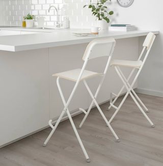 Taburete plegable blanco y gris