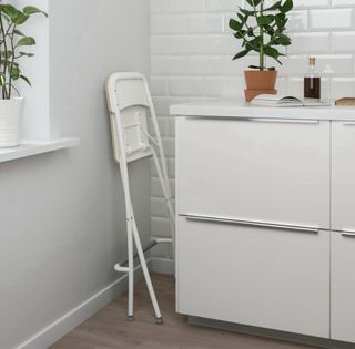 Taburete plegable blanco y gris