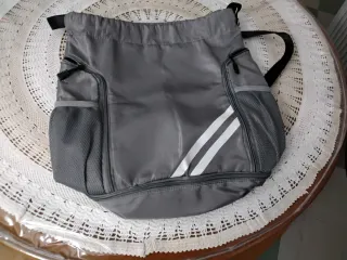 Mochila deportiva gris
